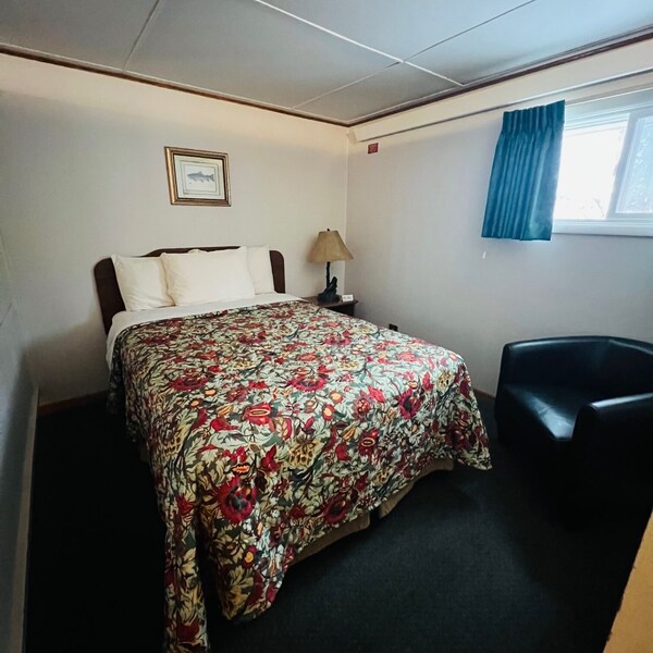 Overlooking Lake Onalaska -- 3 Full Beds + Bath In Nostalgic Motel - La Crosse, WI