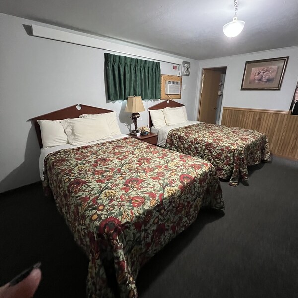 Overlooking Lake Onalaska -- 2 Full Beds + Bath In Nostalgic Motel - La Crosse, WI