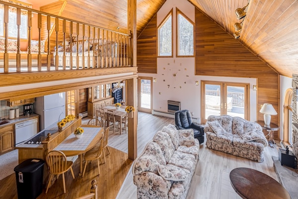 10-acre Home With Deck, Bbq, Bar, Pool Table, Fireplace, & Loft - Lake Winola, PA