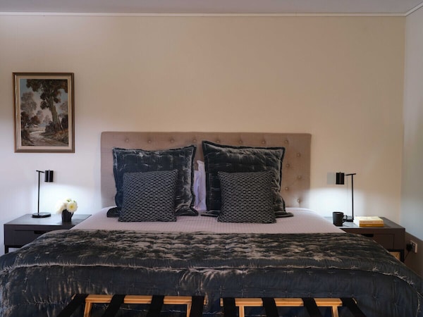Shawwood Cottage Luxury Mudgee Farm Accommodation With Spectacular Sunsets And Sweeping Views To The Hills And Town, Close To Town In The Midst Of Popular Cellar Doors. - Mudgee