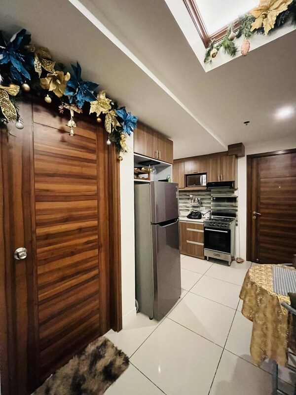 Sub-penthouse Horizons 101: 1-bedroom Corner Unit With Balcony - Cebu