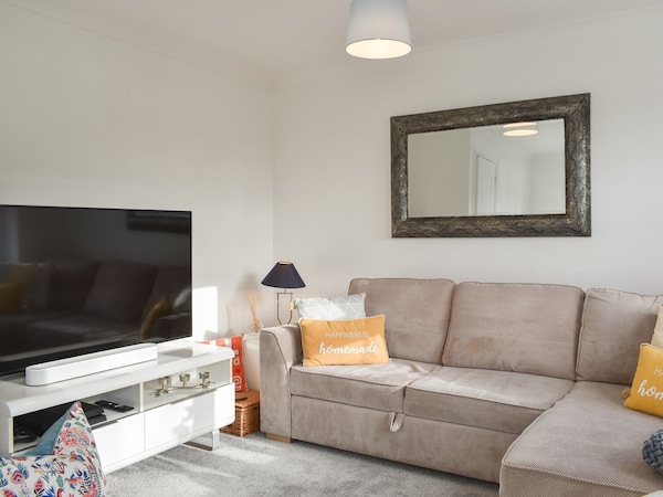 2 Bedroom Accommodation In Poole - Poole