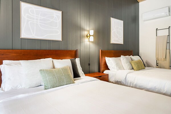 Cave Springs Resort Hotel Room 7 (Visit Mt Shasta) - Mount Shasta, CA