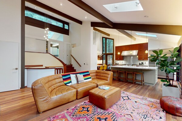Romantic Tree-lined Home With Sustainably-sourced Furnishings, Deck, & Hot Tub - San Rafael, CA