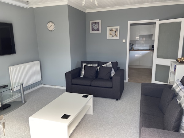 10 Minutes To The Euro Tunnel. Lovely 1 Bedroom Annexe, Sleeps 4, Pet Friendly - Dymchurch