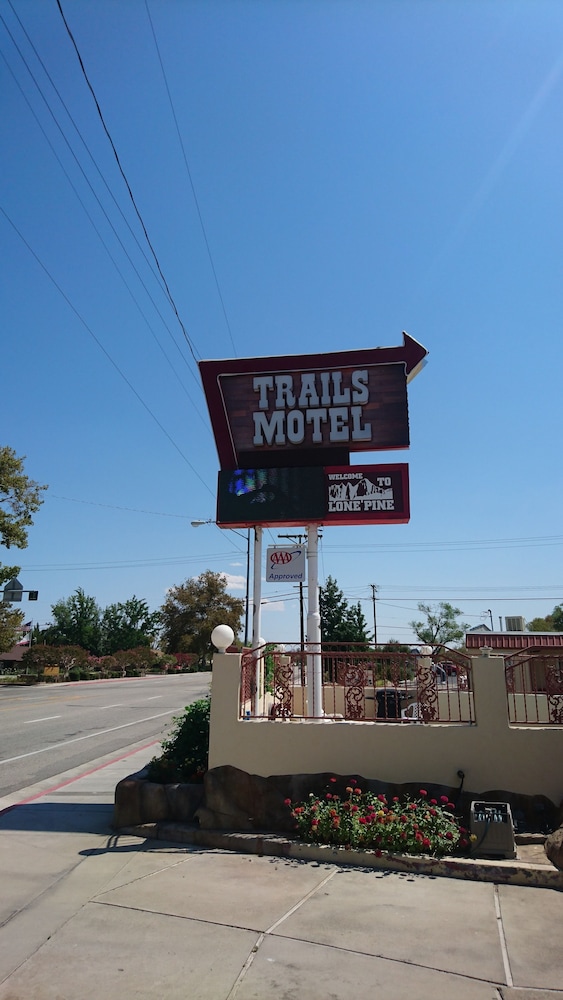Trails Motel - Lone Pine, CA
