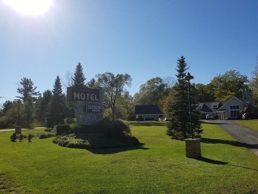 Captain's Quarters Motel - Michigan