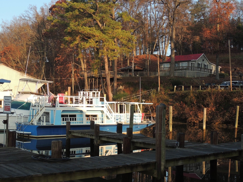 A Warm And Cozy 50' Houseboat In Gated, Quaint And Peaceful Marina Near The City - Richmond, VA
