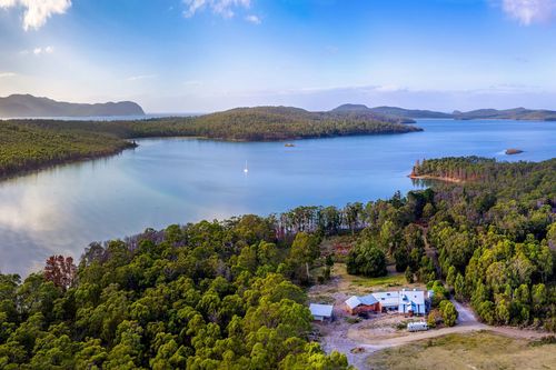 Bruny Island Lodge - Set Amongst 860 Acres Of Pristine Bushland In Remote South Bruny Is The Lodge, A Rustic Timber Chalet On The Hill Above Oyster Cove On Mickeys Bay.  The Lodge Offers A Unique Experience On Bruny Island; It Combines Spectacular N - Tasmania