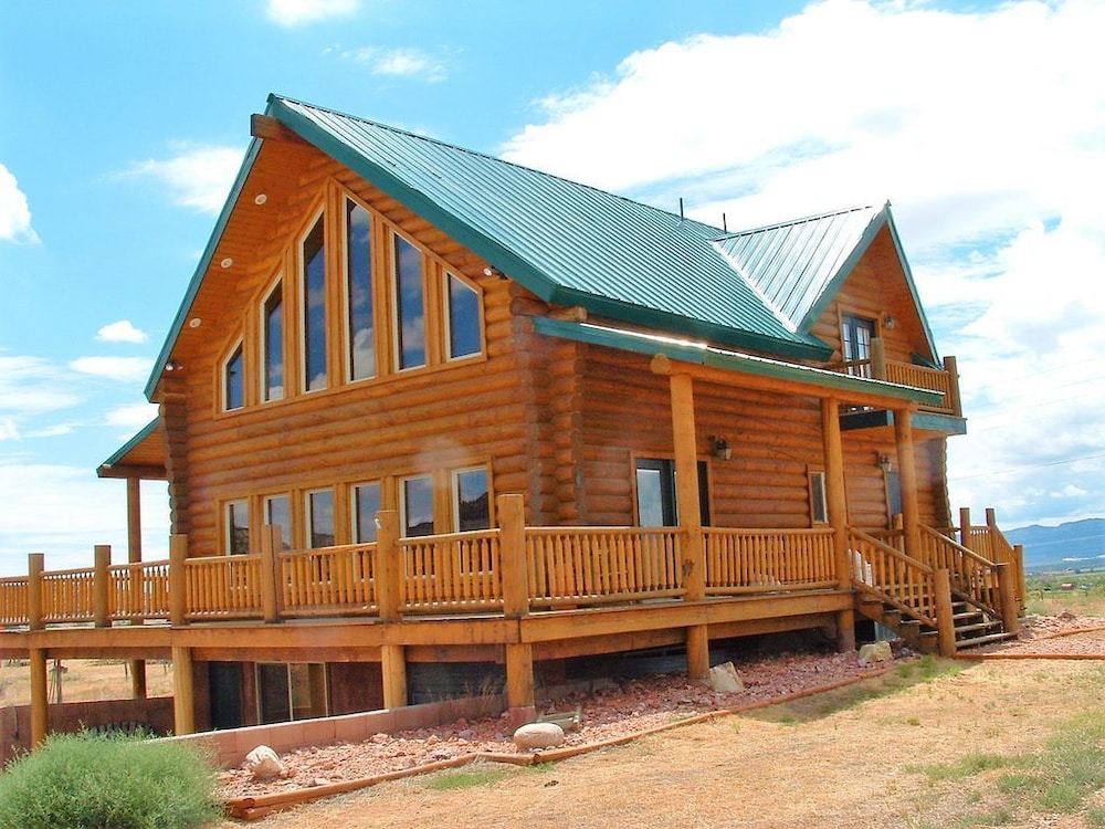 Red Rock Ranch Log Cabin: Large, Fully Furnished, 5 Bdr, Sleeps 12, 3 Levels - Boulder, UT