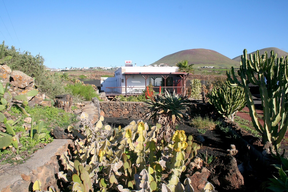 2 Bed Landelijk Huisje Met Eigen Oprit, Zonneterrassen, Verzonken Tuin En Uitzicht Op Zee - Lanzarote