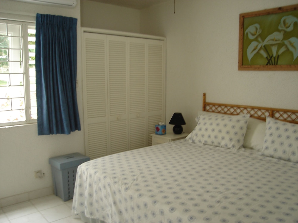 Family-friendly 1-bedroom Ground Floor Apartment.  25% Discounted Green Fees!! - Bridgetown, Barbados
