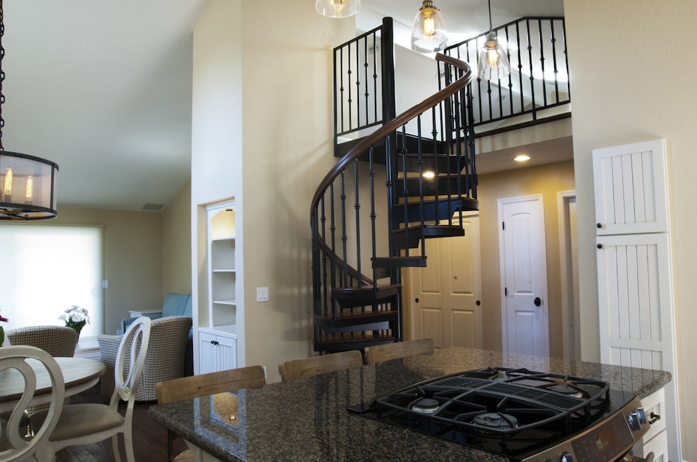 Newly Remodeled, Family Friendly, Village Apartment Seconds From The Beach - Monterey Bay, CA