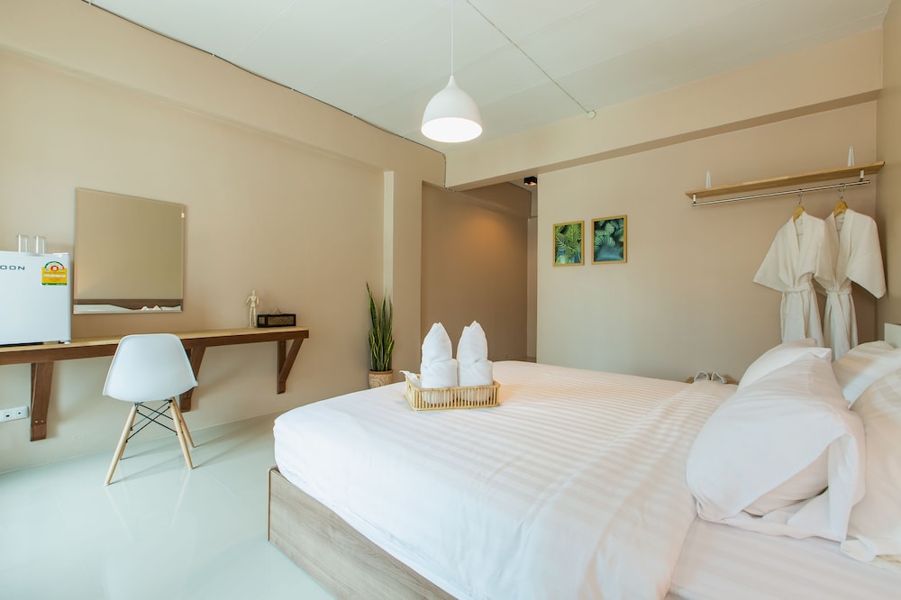 R2 Modern Clean Private En-suite W/ Balcony & Wifi - Chiang Mai