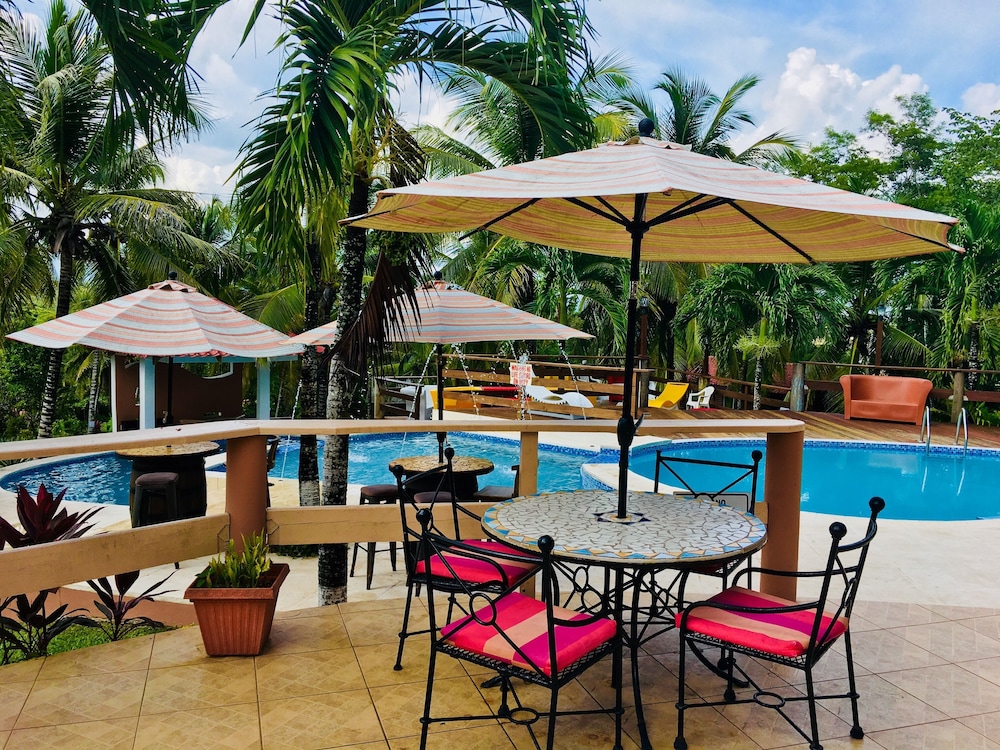 Private Log Cab-inn , Ac, Pool, Rest & Bar, Staff2 - Belize