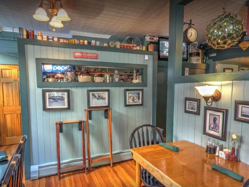 Cafe Drydock & Inn - Bar Harbor