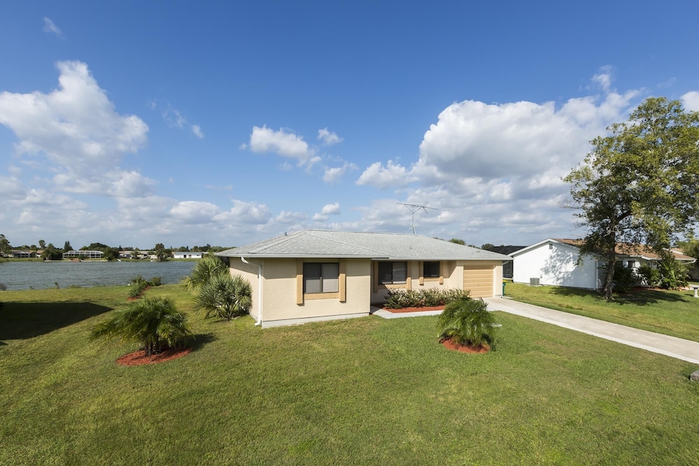 Lilsis By The Lake - Vacation Home - Port Charlotte, FL