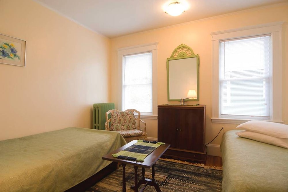 Stunning Renovated Sunny 1400sf 4 Bedroom Victorian Style Apartment Free Parking - Boston, MA