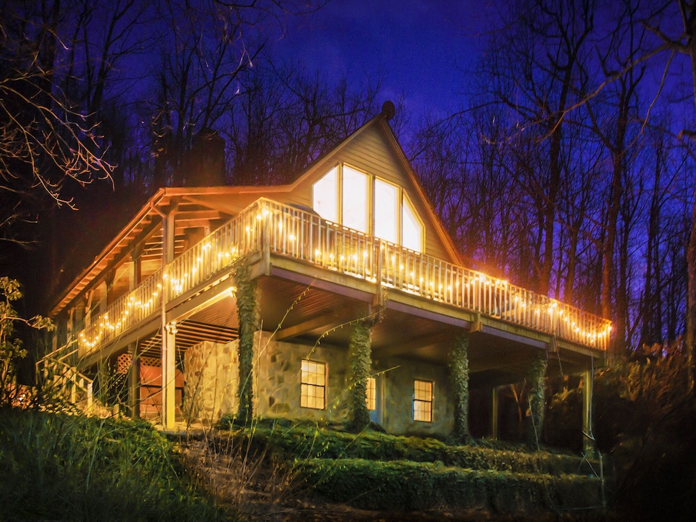 A Stunning Retreat With Breathtaking Views. Reserve Your Unforgettable Stay Now! - Hendersonville, NC