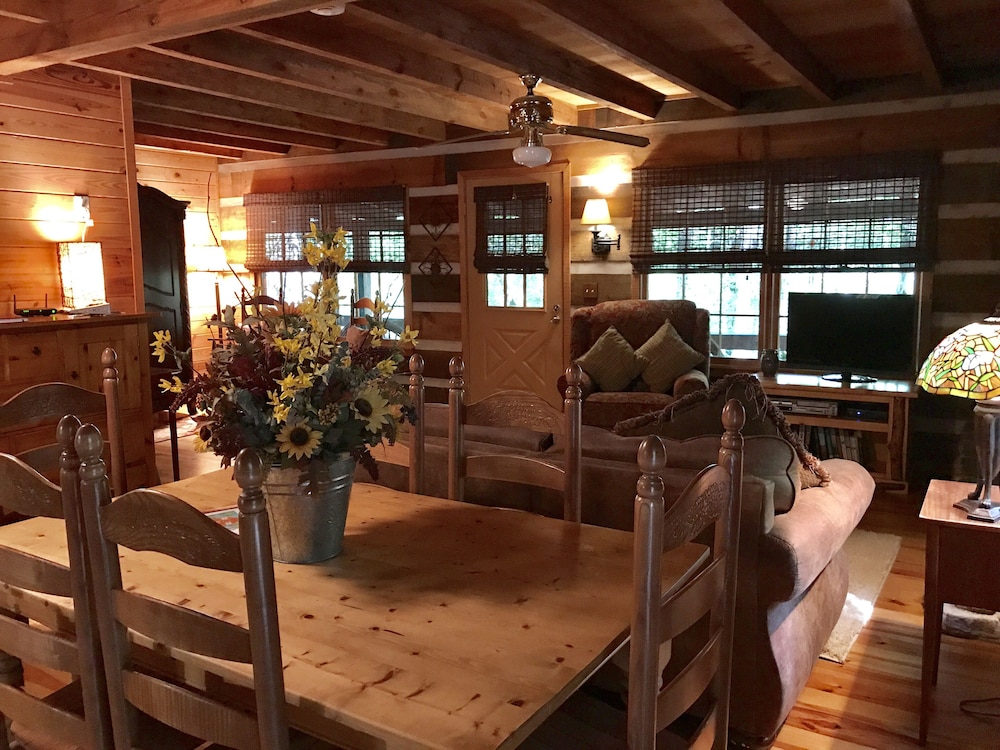 Beautiful Real Log Cabin.... Not Your Average Cabin! Hot Tub. Wifi. Fire Pit - Blue Ridge Mountains