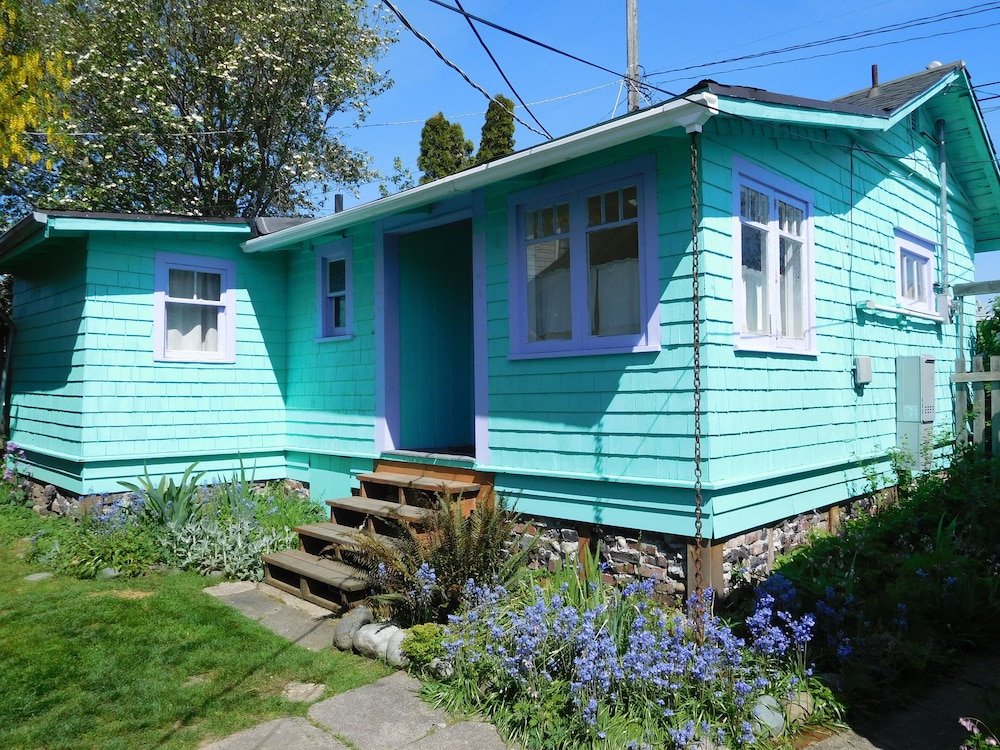 Lovingly Updated Detached Cottage In Walkable West Seattle Neighborhood - Seattle, WA