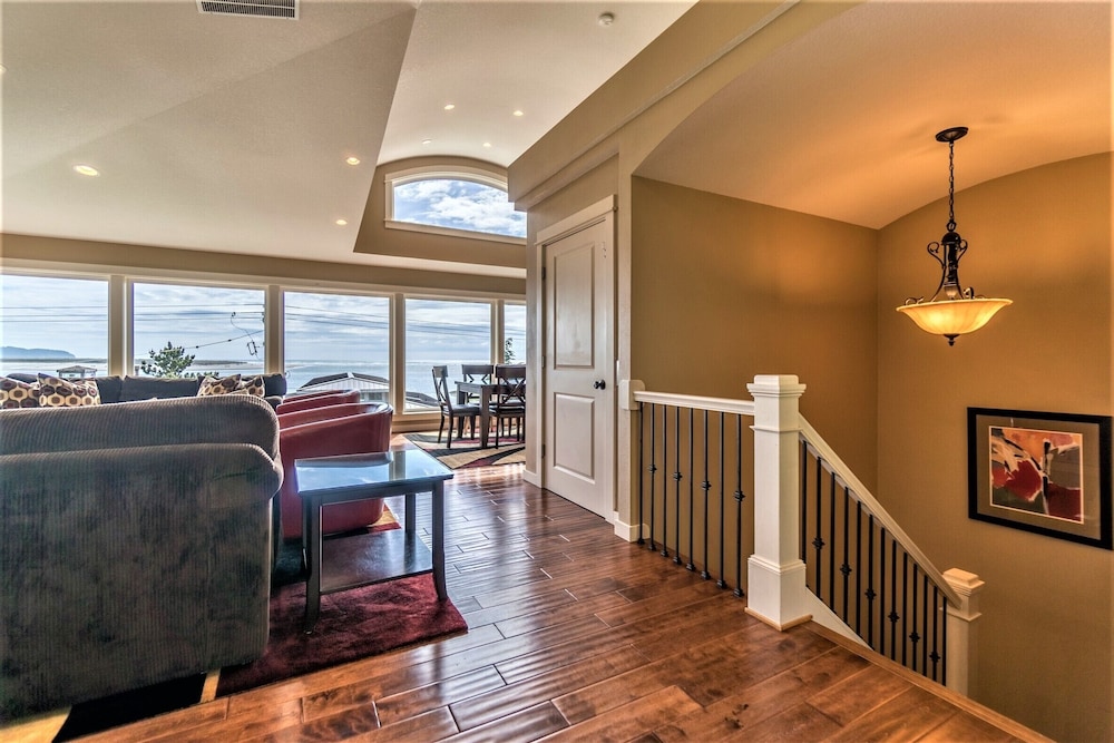 Elevator, Master Suites, Jacuzzi's -  Steps To The Beach! - Netarts, OR