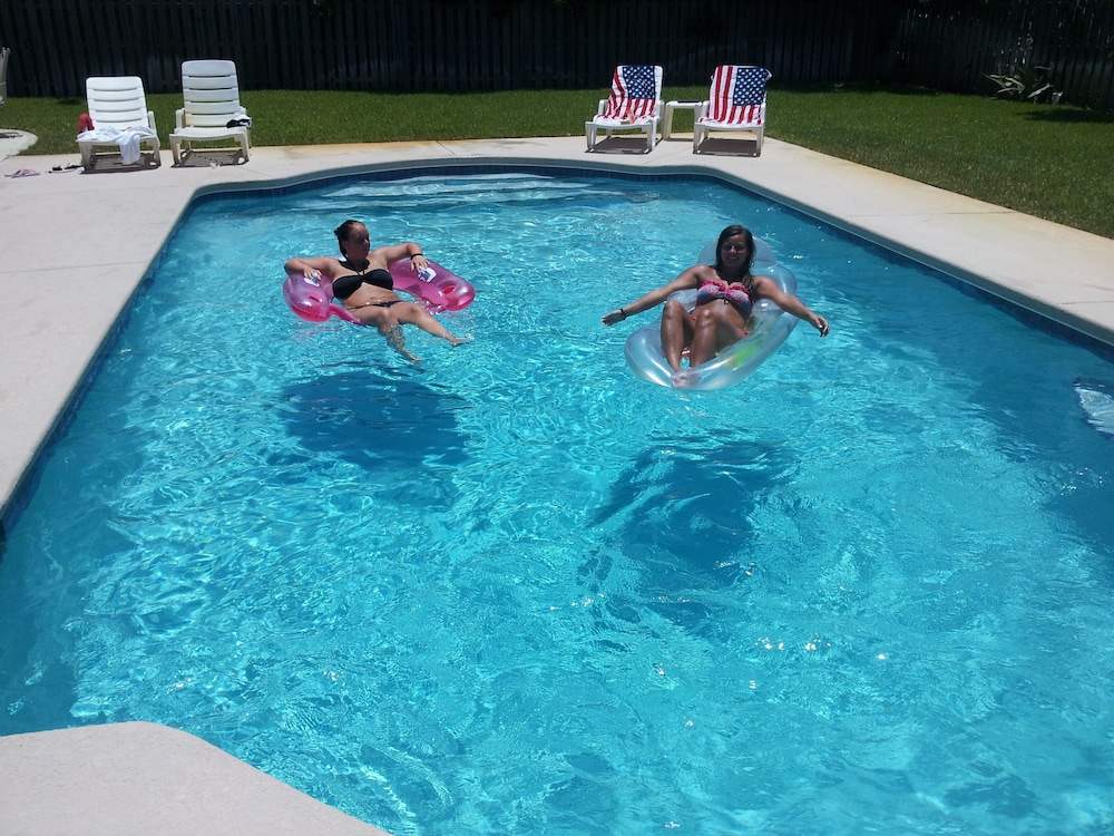Pool At The House And One Block From The Beach! - Melbourne, FL