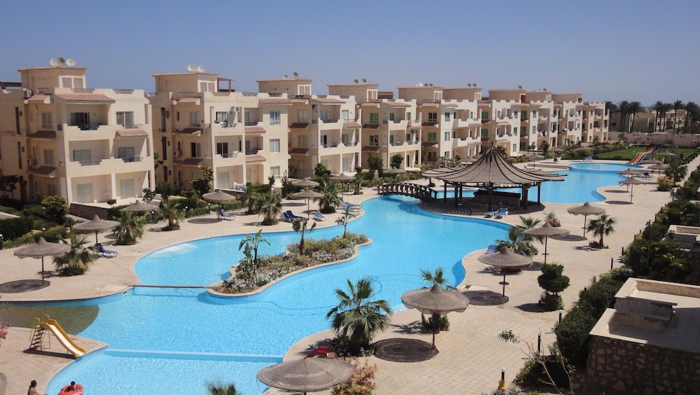 Well Situated Apartment With Private Roof Terrace & Shared Large Pool - Egypt