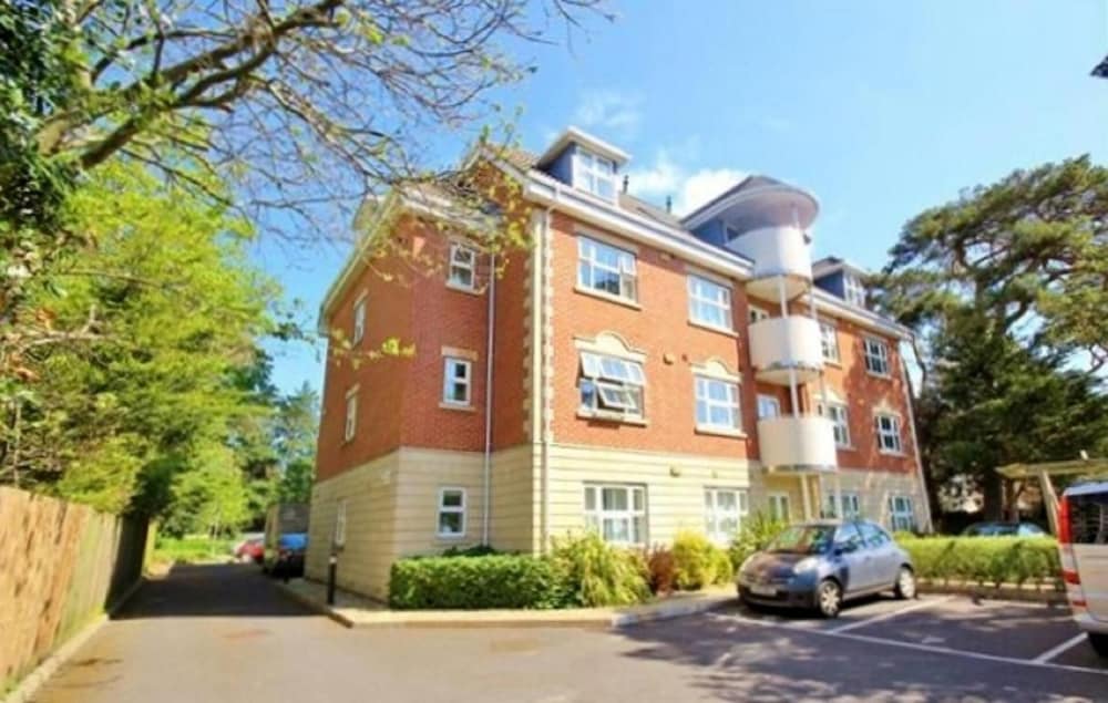 2 Bed / 2 Bath Contemporary Apartment. Close To Beach, Lift Access & Parking 4* - Bournemouth