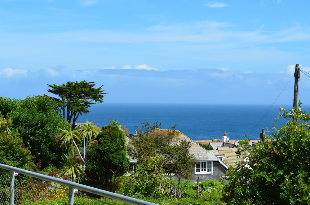Beautifully Presented, Luxury Ground Floor Apartment With Sea Views And Parking - St Ives