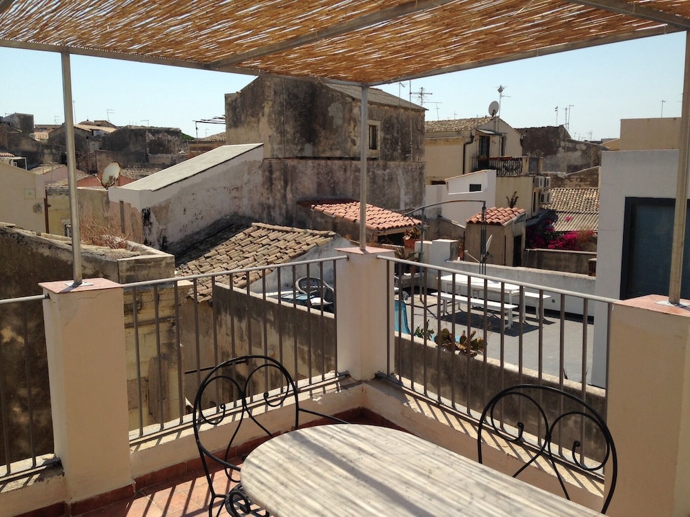 A Home In Ortigia. In The Heart Of Historic Centre, Few Steps Away From The Sea! - 貝爾韋代雷
