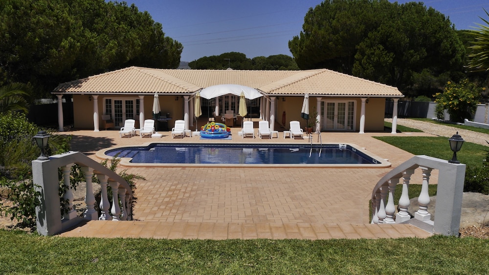 Villa Leonardo / Private Pool / Child-friendly / Sleeps 8-10 - Quarteira