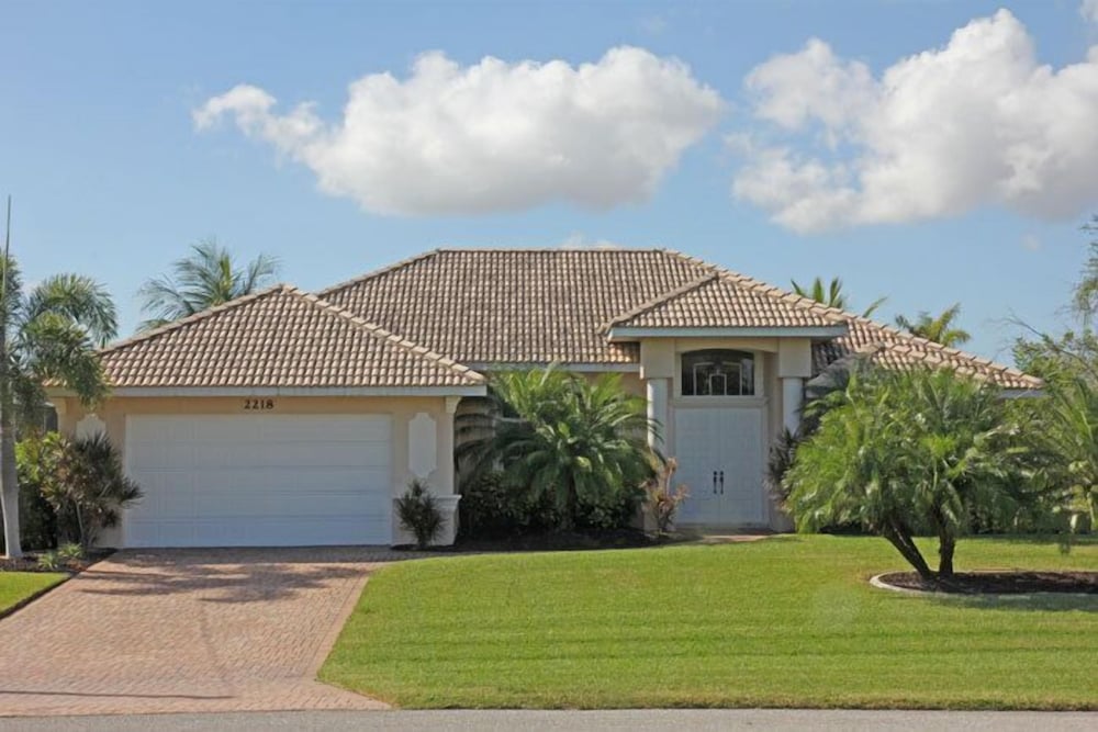 Dream Villa In Top Location On The Wide Canal & Large Pool Area With Jacuzzi - Cape Coral, FL
