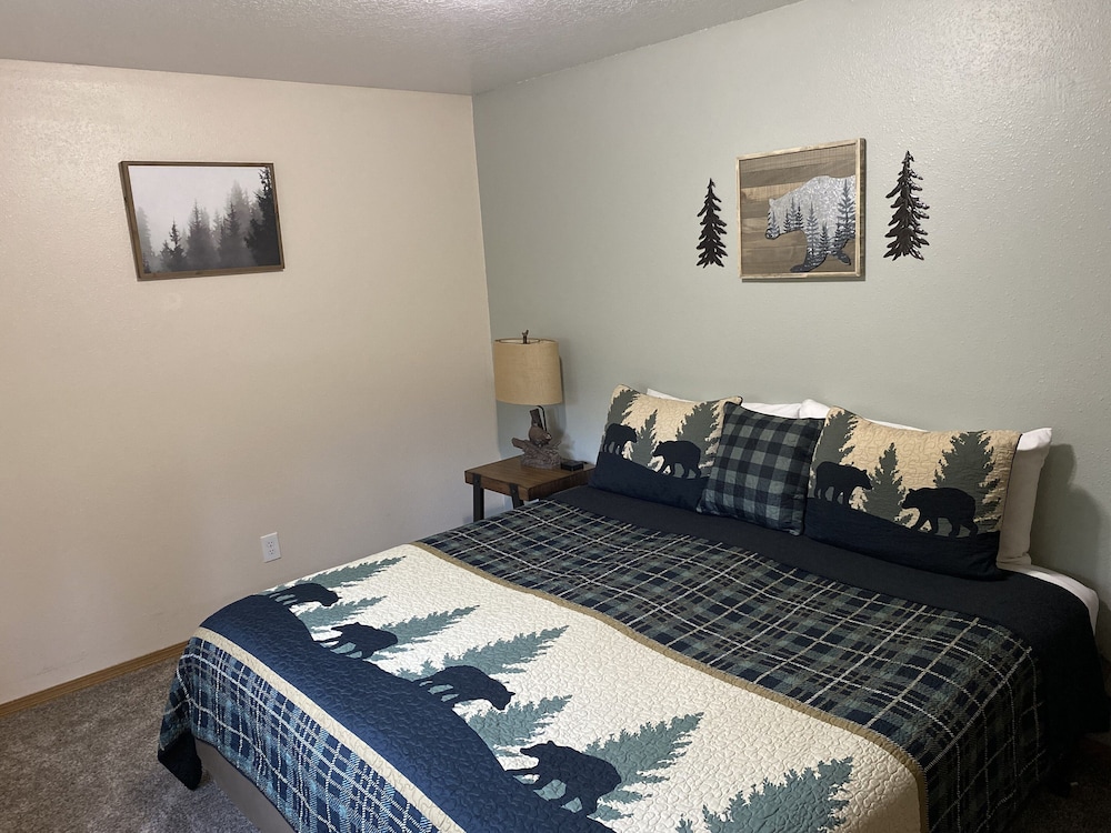 3 Habitaciones, 1 Baño, Tranquilo Refugio Con Vistas Al Bosque! - Alaska