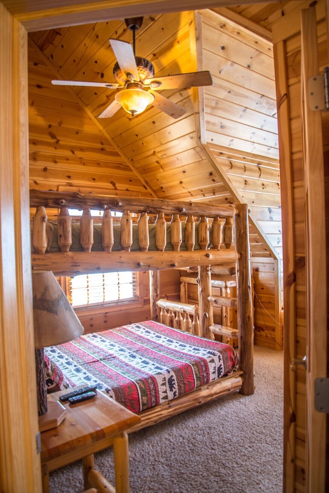 Heavenly 7 Retreat Luxury Cabin With Pool & Fireplace - Kingfisher Cove - Holland, MI