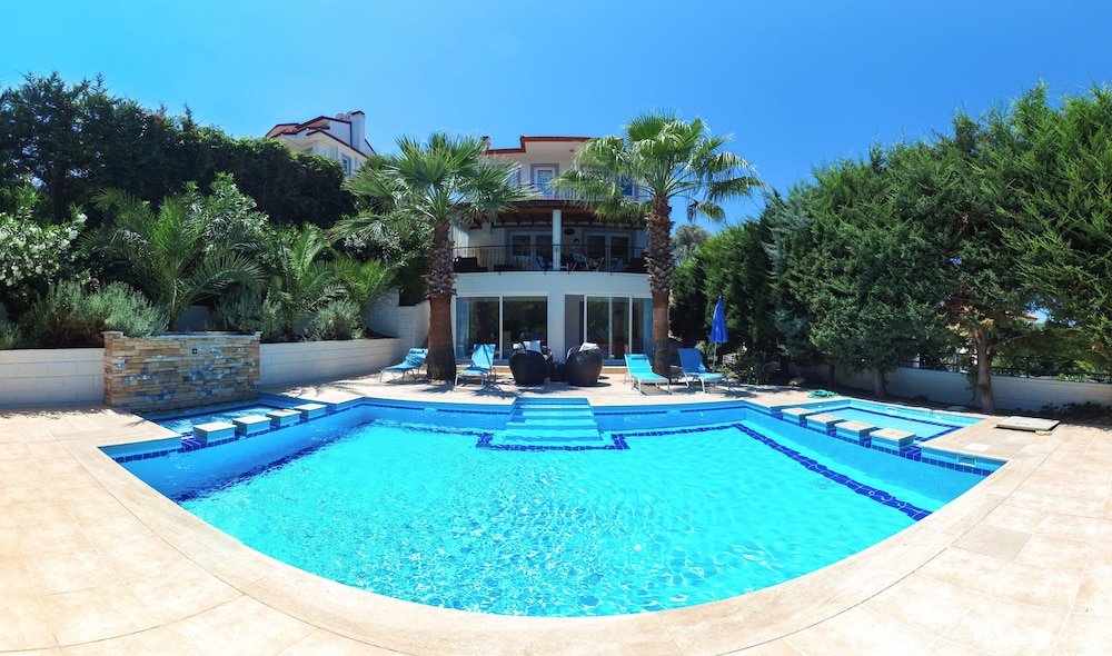 Stunning Contemporary Luxury Villa With Heated Pools Only Minutes To The Lagoon - Faralya