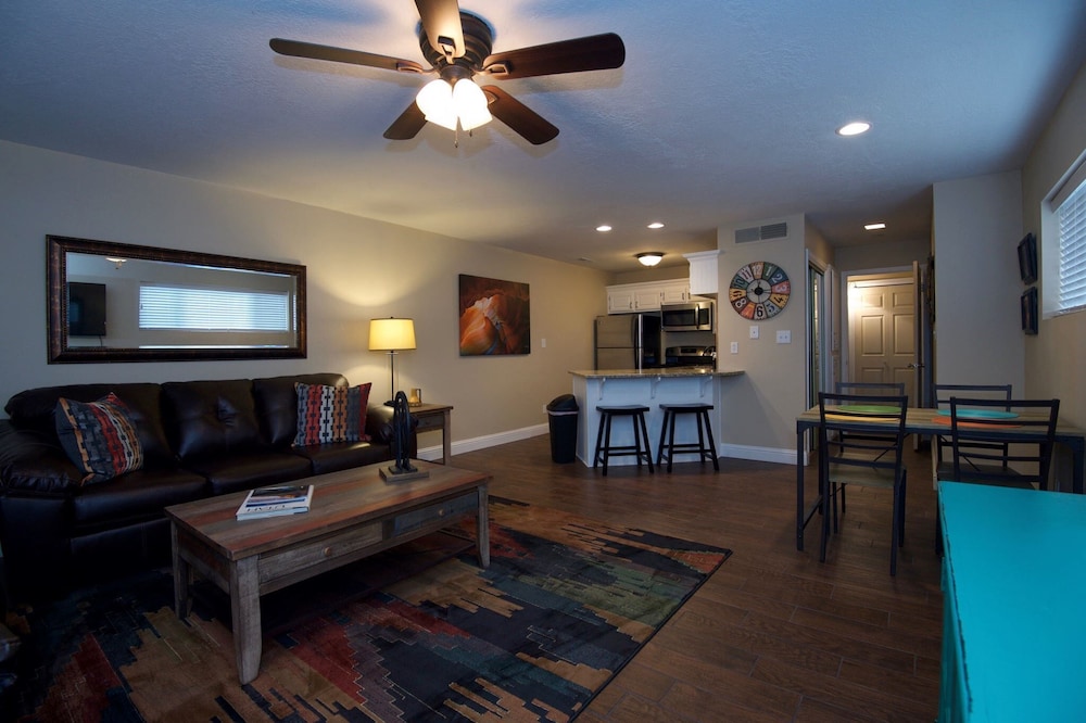 "Condo Du Jour!"  Remodeled!  Comfortable King Bed! - St. George, UT