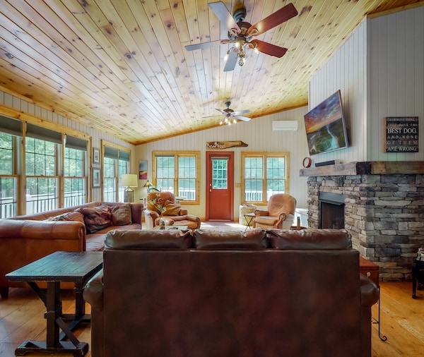 Bearfoot Retreat, Streamside Home, Pet-friendly & Only 8 Minutes From Cashiers - Highlands, NC
