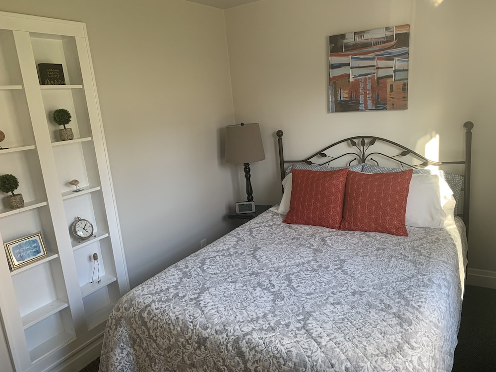 Tastefully Decorated And Sparkling Clean ~ Home Away From Home! - Sault Ste. Marie