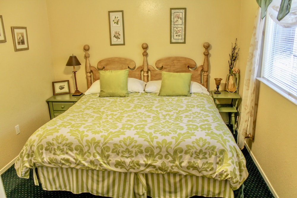 3 King Beds On Pacific  *Downtown  *Pets Ok  *Hot Tub - Austin Hope Winery, Paso Robles