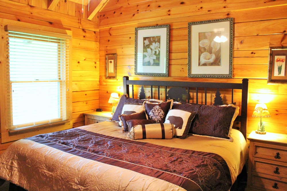 Large Luxury Cabin Located Close To Downtown Gatlinburg And Pigeon Forge - Gatlinburg, TN