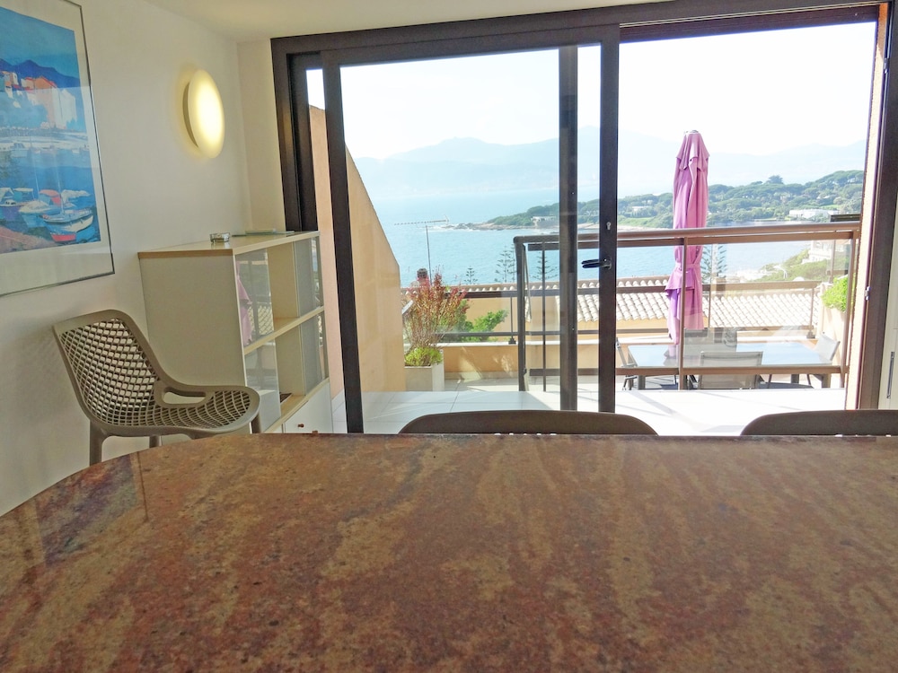 Porticcio: T2 45m2, Terrace, Walking Distance To The Beach, King-size Bed 180 Cm, Wifi (Fiber) - Ajaccio