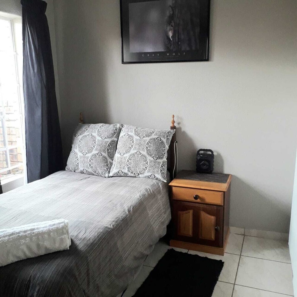 Erica’s: Farrarmere - Queen Size Bed For 1 Person Or A Couple. - Boksburg