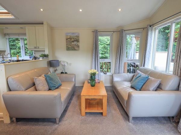 Acorn Bank Lodge, Pet Friendly, With Hot Tub In Bowness-on-windermere - Bowness-on-Windermere