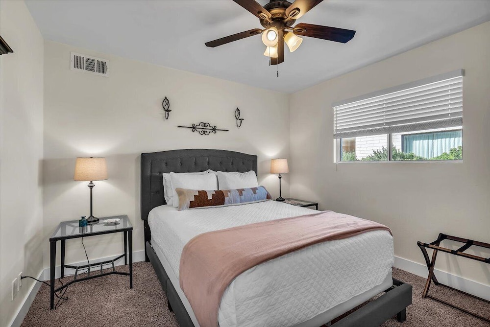 Tempe- Crystal Blue Pool, Sleeps 10, Private Yard, Bbq, 20 Min To Old Town, Dog Friendly, Golf - Guadalupe, AZ