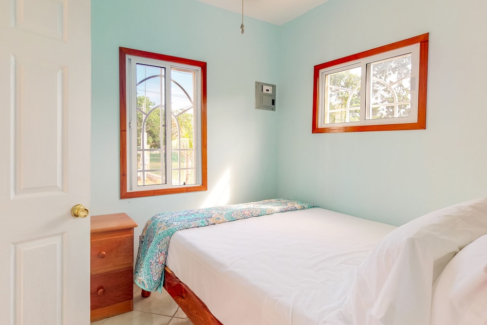 Charming Studio Cabana In Gated Community W/shared Pool & Tennis Court - Belize