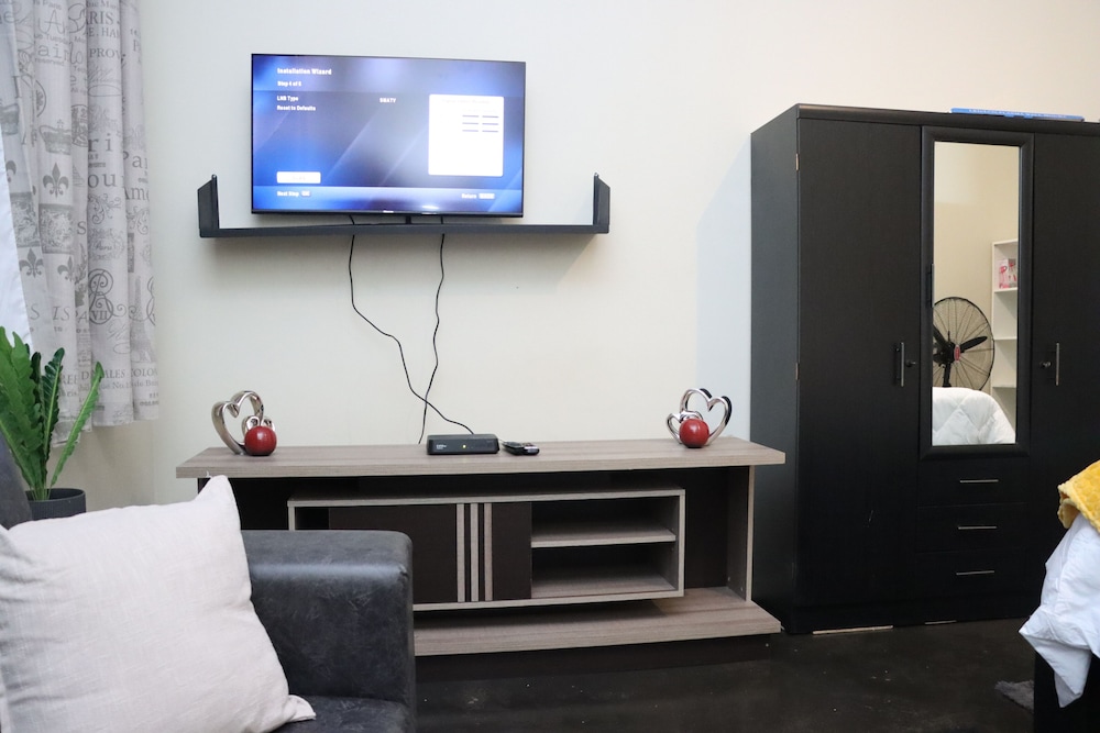 Ultra Modern Apartment Coming With Unlimited  5g Wifi And Dstv. - Johannesburg South