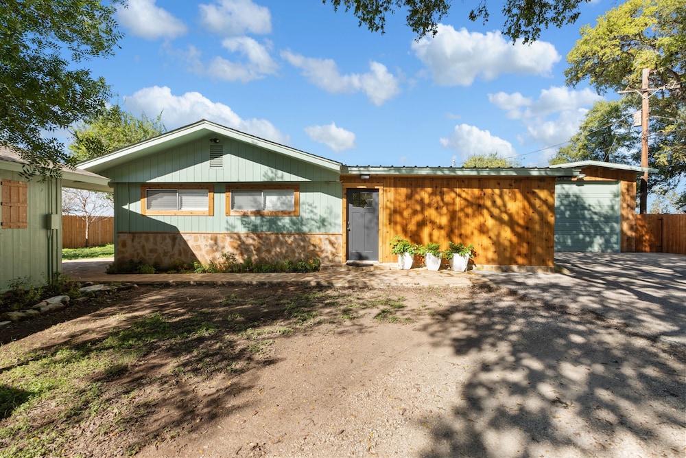 Guadalupe Bluff Farmhouse 3 Bedroom Home By Redawning - Kerrville, TX