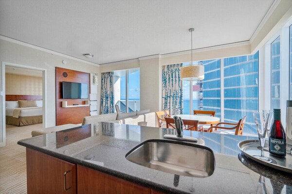 Ocean View Apartment W\/ Kitchen In Luxury Beach Resort - Aventura, FL