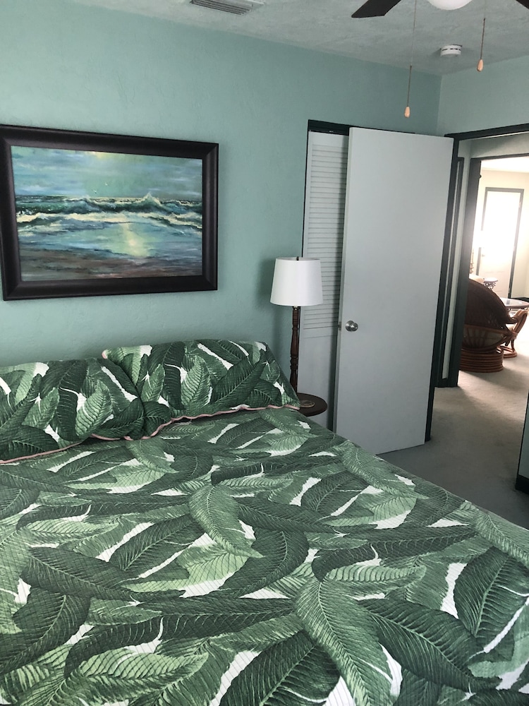 Steps From The Beach. This Beach House Is A Comfy User Friendly Home. - New Smyrna Beach, FL